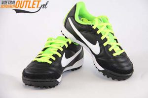 Nike Tiempo Natural zwart kids (TF) voor- en zijkant (509084-013)